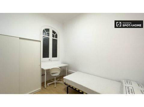 Room for rent in 3-bedroom apartment in Barcelona - Аренда