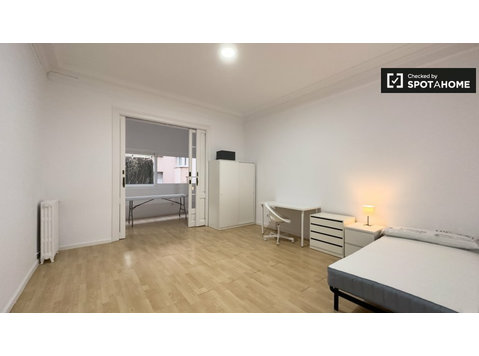 Room for rent in 3-bedroom apartment in Barcelona - Под Кирија