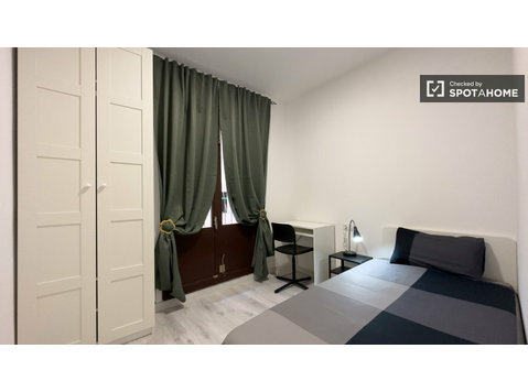 Room for rent in 3-bedroom apartment in Barcelona - Под наем