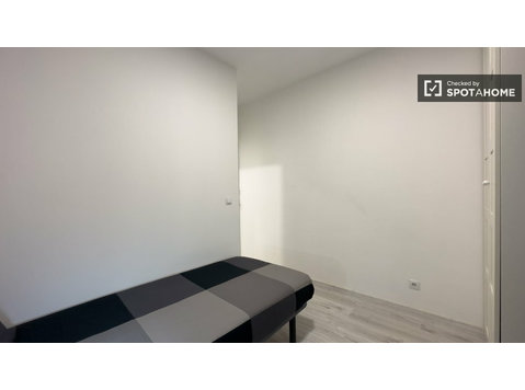 Room for rent in 3-bedroom apartment in Barcelona - Kiadó