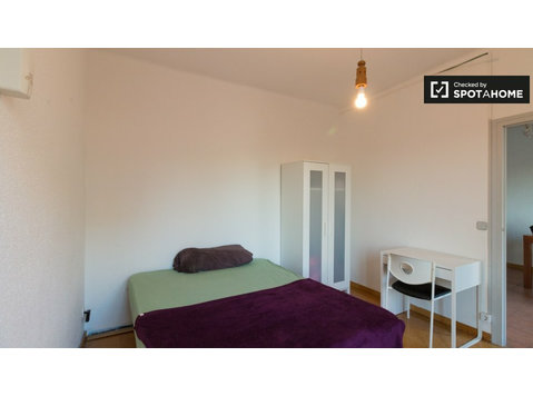 Room for rent in 3-bedroom apartment in Barcelona - Аренда