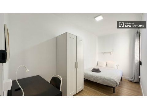 Room for rent in 3-bedroom apartment in Barcelona - Annan üürile