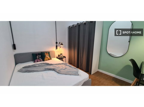 Barcelona'da 3 yatak odalı dairede kiralık oda - Kiralık