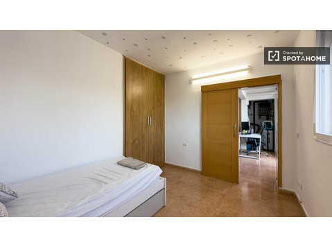 Room for rent in 3-bedroom apartment in Barcelona - Izīrē