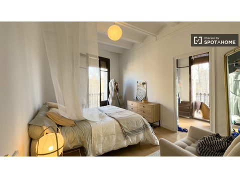 Room for rent in 3-bedroom apartment in Barcelona - 空室あり
