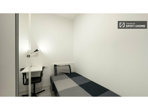 Room for rent in 3-bedroom apartment in Barcelona - Ενοικίαση