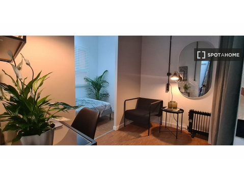Room for rent in 3-bedroom apartment in Barcelona - For Rent
