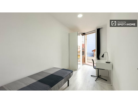 Barcelona'da 3 yatak odalı dairede kiralık oda - Kiralık