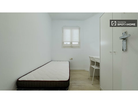 Room for rent in 3-bedroom apartment in Barcelona - Na prenájom