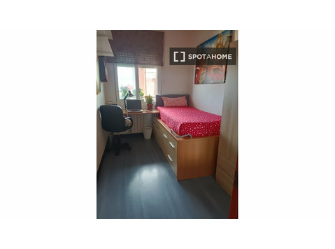 Zimmer zu vermieten in 3-Zimmer-Wohnung in Barcelona - Zu Vermieten