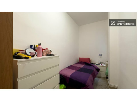 Stanza in affitto in appartamento con 3 camere da letto a… - In Affitto