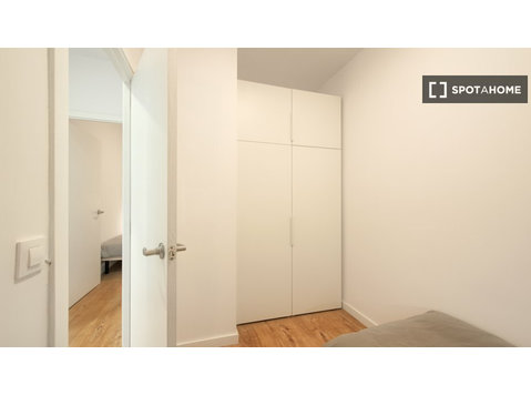 Zimmer zu vermieten in 3-Zimmer-Wohnung in Barcelona - Zu Vermieten
