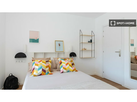 Stanza in affitto in appartamento con 3 camere da letto a… - In Affitto