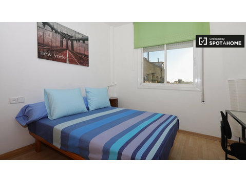 Room for rent in 3-bedroom apartment in Dreta Eixample - For Rent