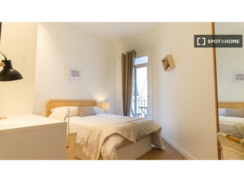 Room for rent in 3-bedroom apartment in Eixample, Barcelona - Kiadó