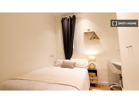Room for rent in 3-bedroom apartment in Eixample, Barcelona - Kiadó