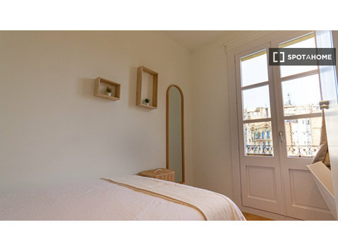 Room for rent in 3-bedroom apartment in Eixample, Barcelona - Za iznajmljivanje