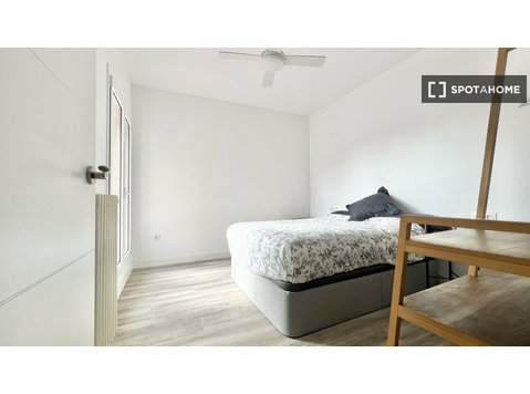 Room for rent in 3-bedroom apartment in Eixample, Barcelona - За издавање
