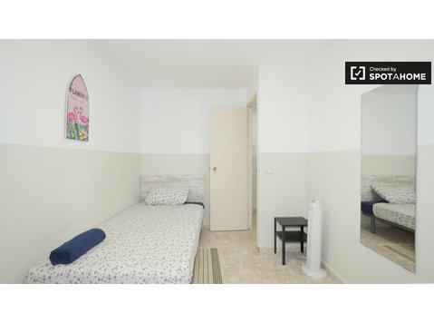 El Born, Barcelona 3 yatak odalı dairede kiralık oda - Kiralık