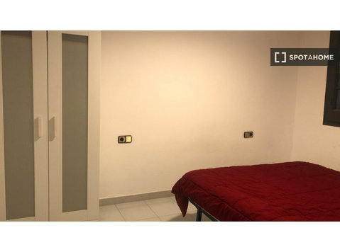 Quarto para alugar em apartamento de 3 quartos em El Born,… - Aluguel