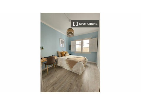 Room for rent in 3-bedroom apartment in El Raval, Barcelona - De inchiriat