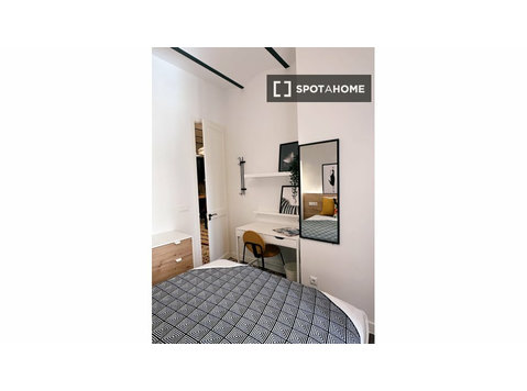 Chambre à louer dans un appartement de 3 chambres à Gracia,… - À louer