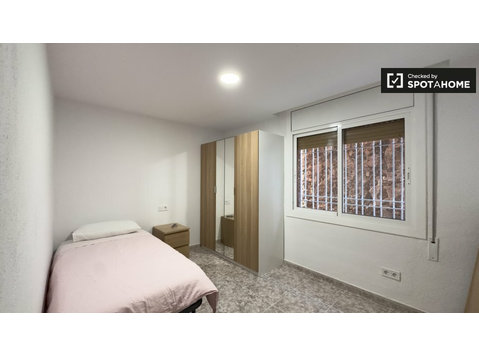Room for rent in 3-bedroom apartment in Horta, Barcelona - Annan üürile