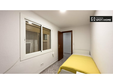 Zimmer zu vermieten in 3-Zimmer-Wohnung in Horta, Barcelona - Zu Vermieten