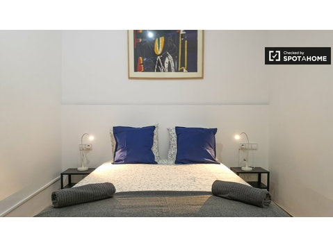 L'Hospitalet'de 3 yatak odalı dairede kiralık oda - Kiralık