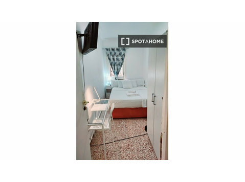 Room for rent in 3-bedroom apartment in Porta, Barcelona - K pronájmu