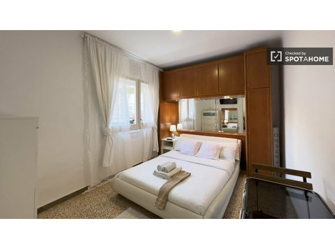 Porta, Barselona'da 3 yatak odalı dairede kiralık oda - Kiralık