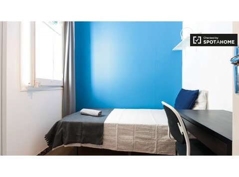 Room for rent in 3-bedroom apartment in Sants, Barcelona - Kiadó