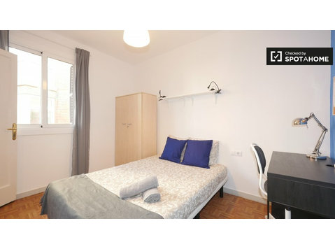 Sants, Barcelona'da 3 yatak odalı daire içinde kira oda - Kiralık