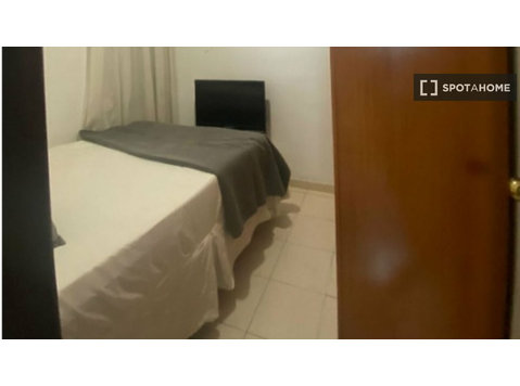 Room for rent in 3-bedroom apartment in Sants, Barcelona - الإيجار