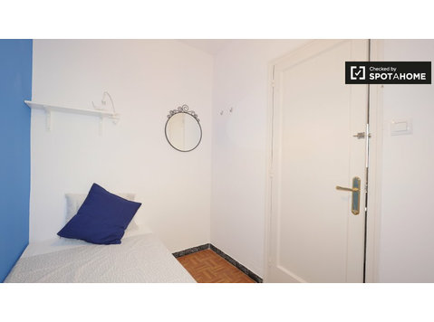 Room for rent in 3-bedroom apartment in Sants, Barcelona - For Rent