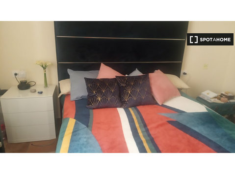 Sants, Barcelona'da 3 yatak odalı daire içinde kira oda - Kiralık