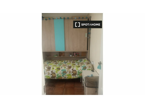 Room for rent in 3-bedroom apartment in Sants, Barcelona - Te Huur