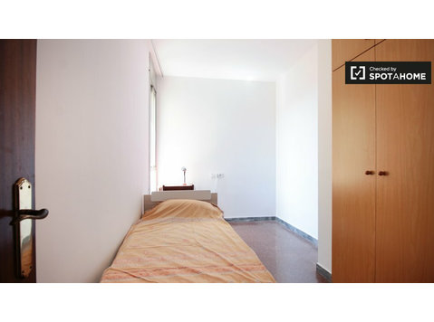 Chambre à louer dans un appartement de 3 chambres - À louer