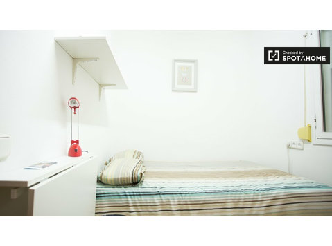 4 yatak odalı daire Sant Martí, Barcelona'da kiralık oda - Kiralık