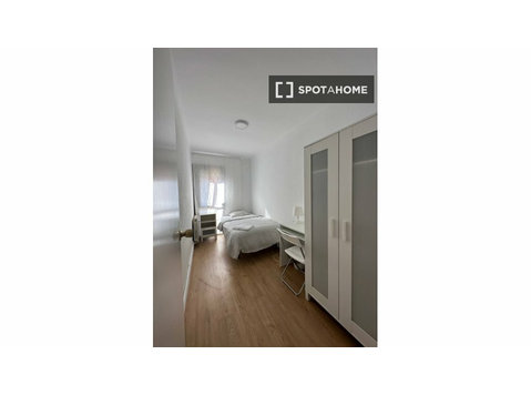 Room for rent in 4-bedroom apartment in Badalona, Barcelona - เพื่อให้เช่า