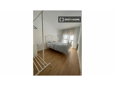 Badalona, Barselona'da 4 yatak odalı dairede kiralık oda - Kiralık