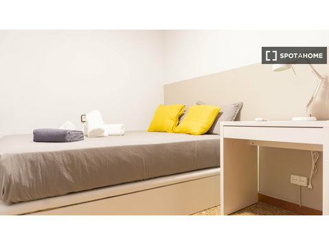 Room for rent in 4-bedroom apartment in Barcelona - Vuokralle