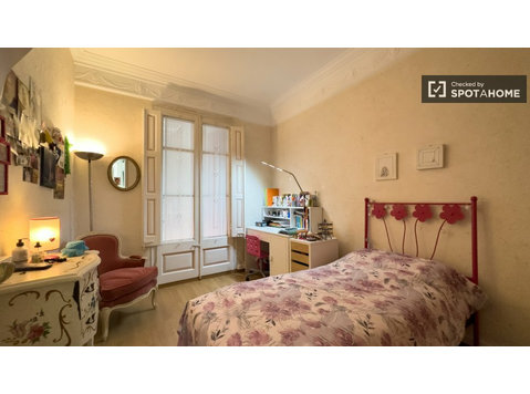 Pokój do wynajęcia w 4-pokojowym mieszkaniu w Barcelonie - Do wynajęcia