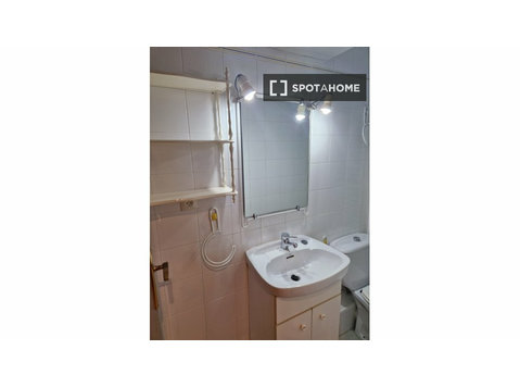 Room for rent in 4-bedroom apartment in Barcelona - Annan üürile