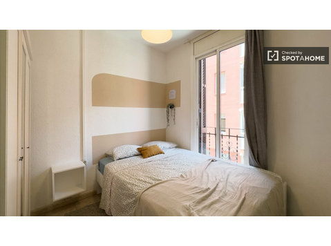 Room for rent in 4-bedroom apartment in Barcelona - Аренда