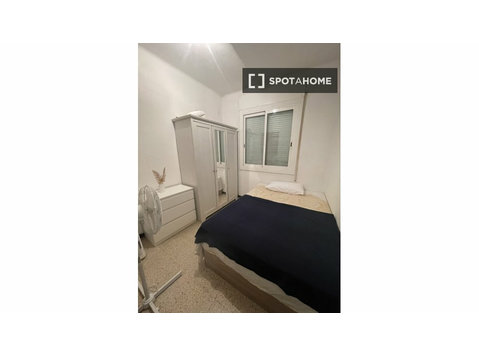 Se alquila habitación en piso de 4 dormitorios en Barcelona - Alquiler