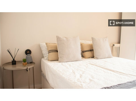 Room for rent in 4-bedroom apartment in Barcelona - 	
Uthyres