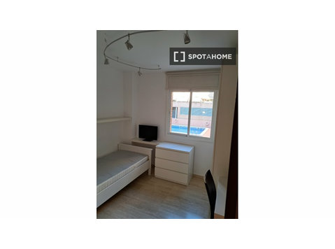 Room for rent in 4-bedroom apartment in Barcelona -  வாடகைக்கு 