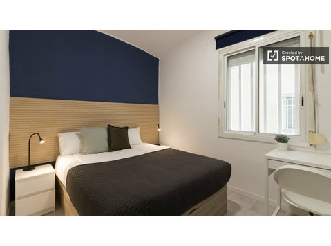 Barcelona'da 4 yatak odalı dairede kiralık oda - Kiralık