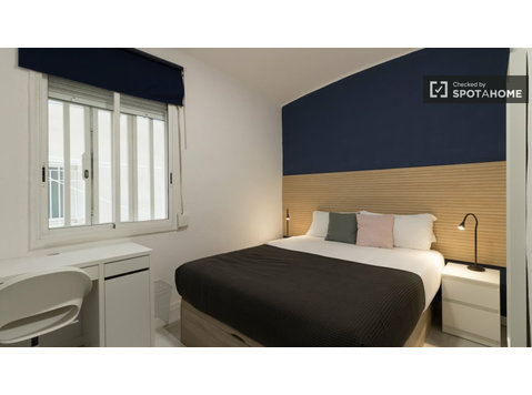 Room for rent in 4-bedroom apartment in Barcelona - 出租